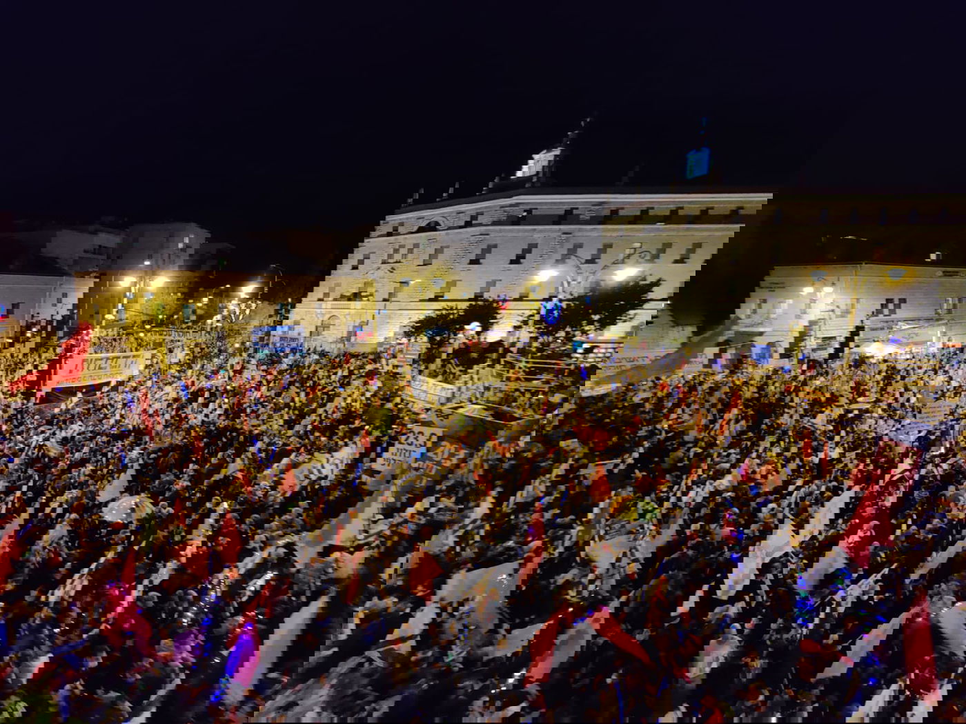 אלפים מפגינים מול מעון רוה"מ בי-ם • צפו