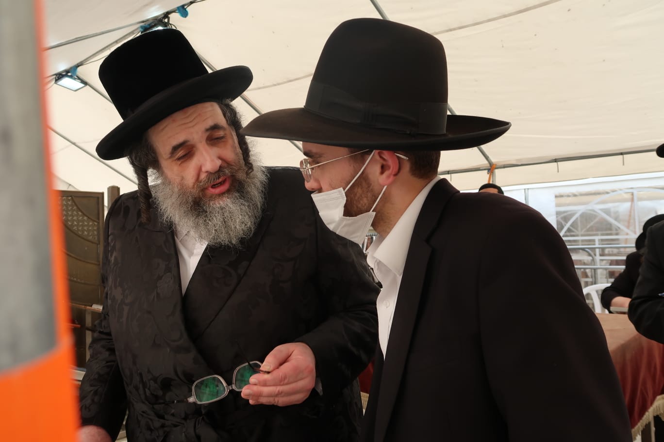 אב"ד ויז'ניץ בתפילה ובקריאת 'קוויטלאך' ברחבת הכותל