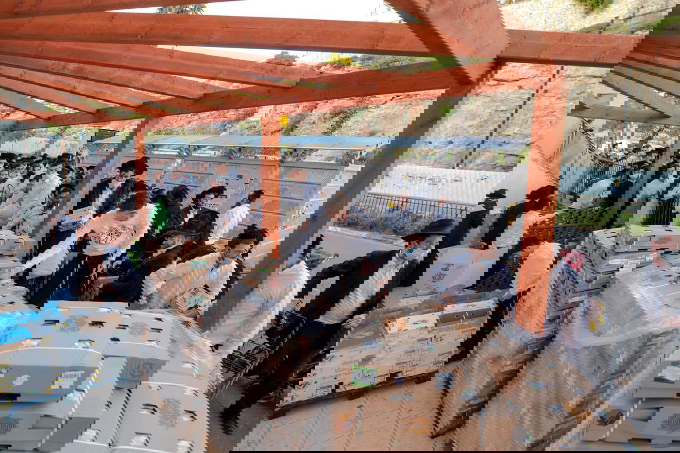 רשת הכוללים 'מגדל עוז' בראשות הרב יחזקאל אתרוג חילקה קמחא דפסחא למאות אברכים