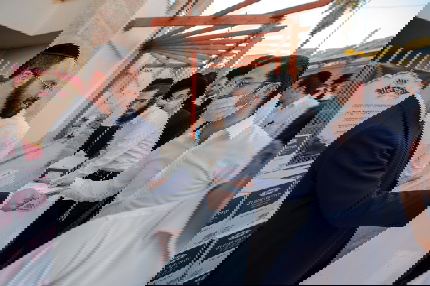 רשת הכוללים 'מגדל עוז' בראשות הרב יחזקאל אתרוג חילקה קמחא דפסחא למאות אברכים