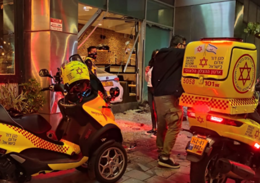 הנהג איבד שליטה והמונית נכנסה למסעדה