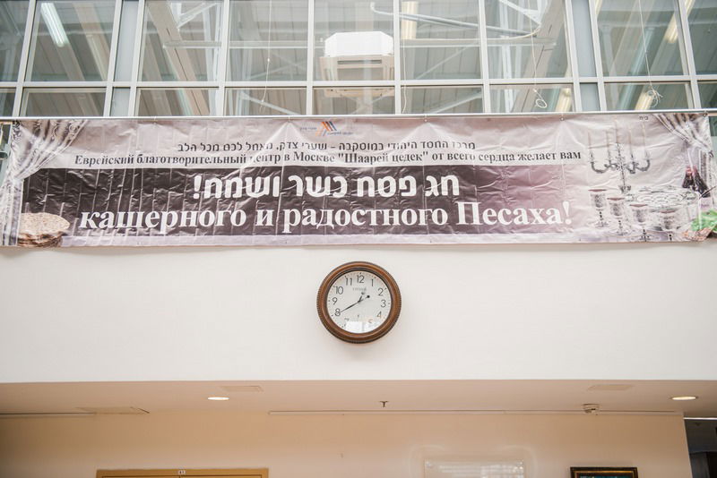 צפו: חלוקת ערכות ליל הסדר במוסקבה