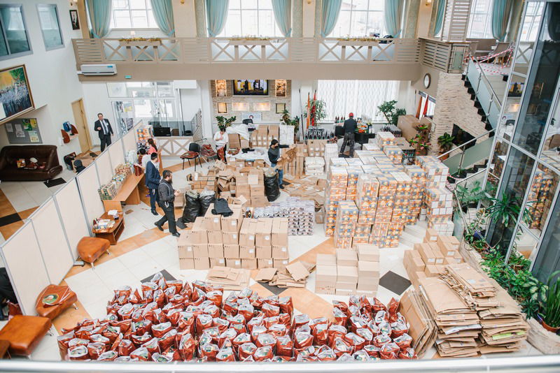 צפו: חלוקת ערכות ליל הסדר במוסקבה