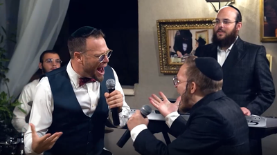 שוקי סלומון ודויד טויב במחרוזת שירי שמחה