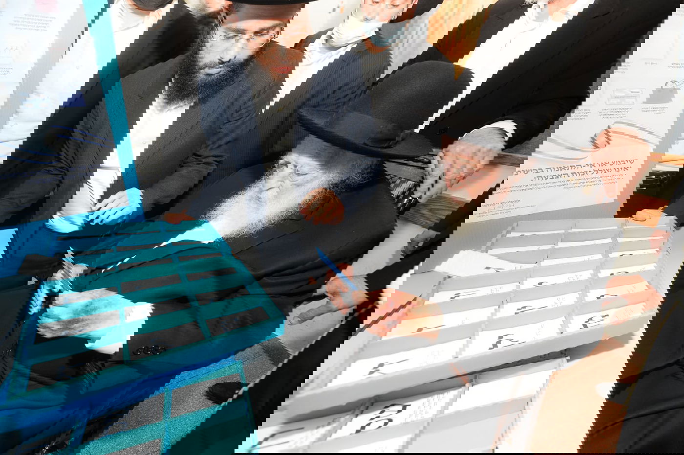 הפעיל החילוני מנע צילום, ו...צילם בעצמו