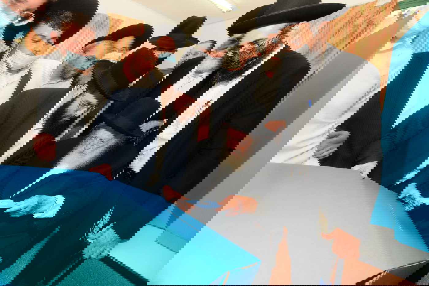 הפעיל החילוני מנע צילום, ו...צילם בעצמו