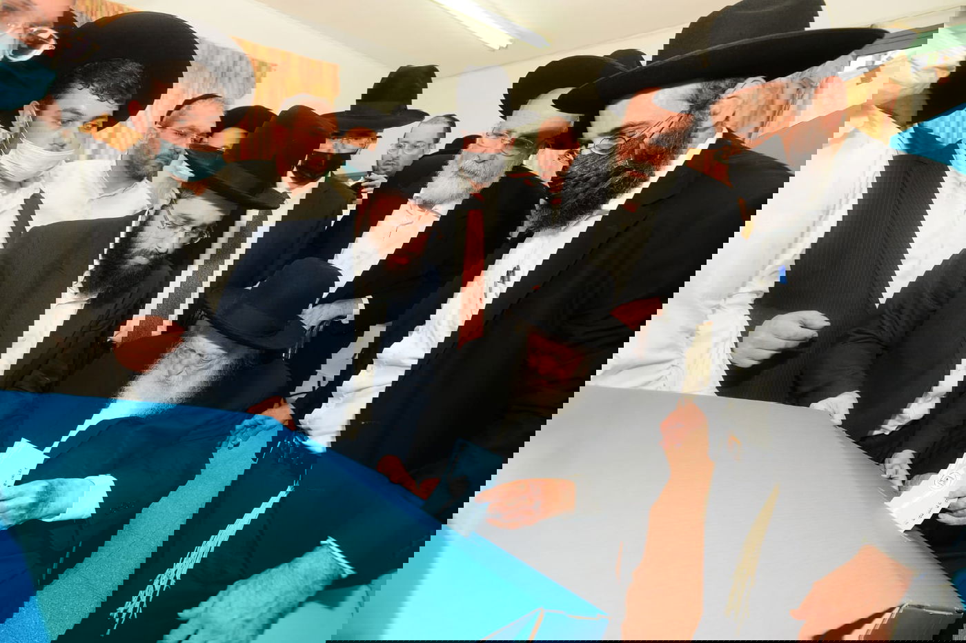 הפעיל החילוני מנע צילום, ו...צילם בעצמו