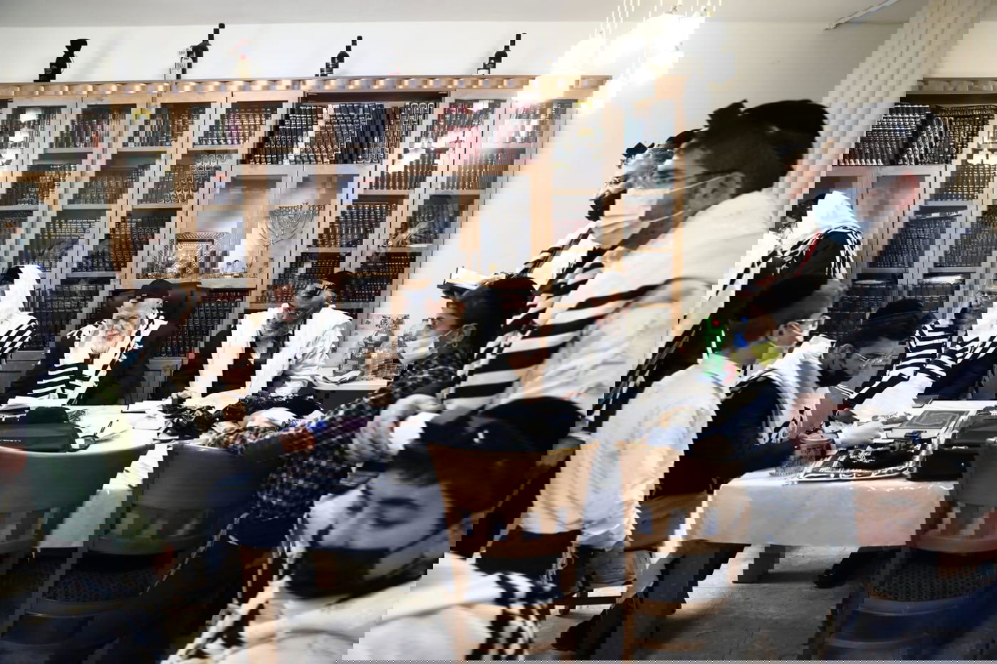 נשיא המועצת הצביע עטור בטלית ותפילין