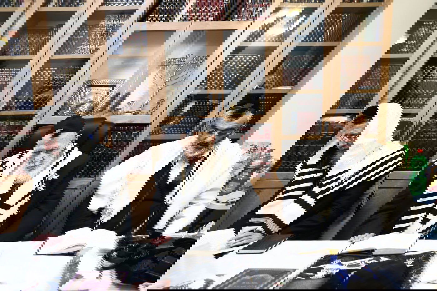 נשיא המועצת הצביע עטור בטלית ותפילין