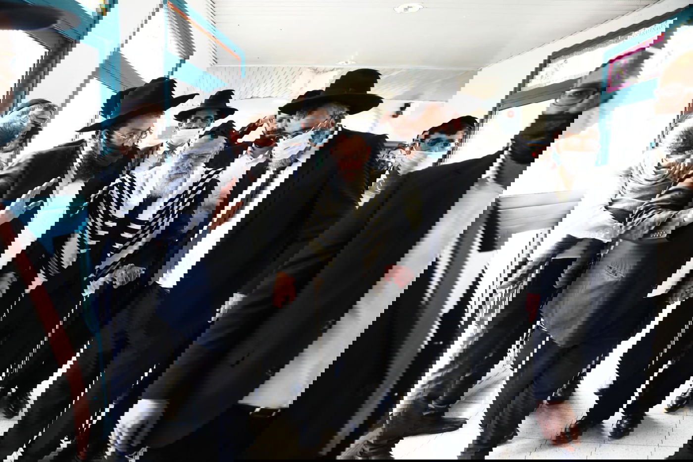 נשיא המועצת הצביע עטור בטלית ותפילין