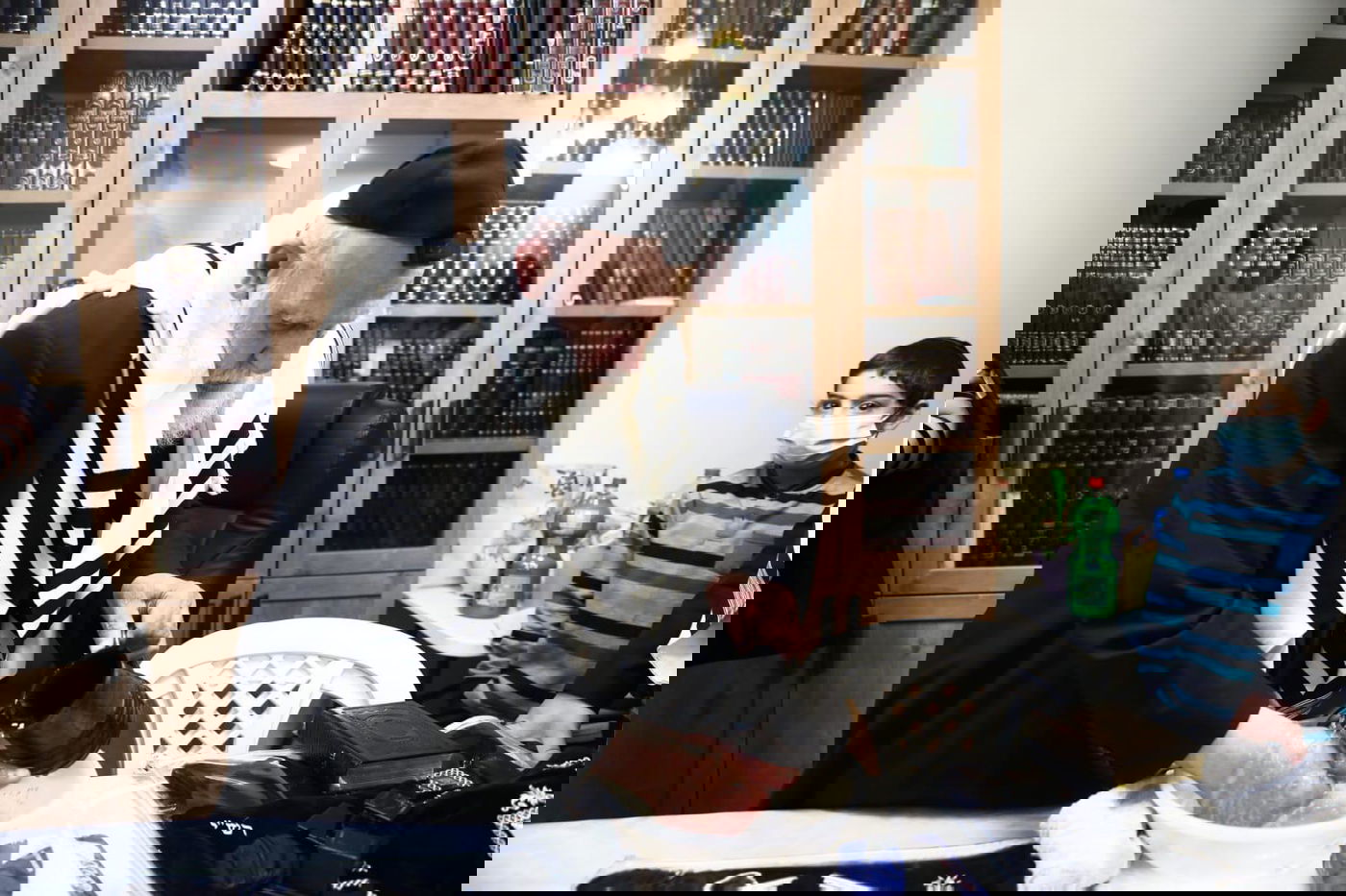 נשיא המועצת הצביע עטור בטלית ותפילין