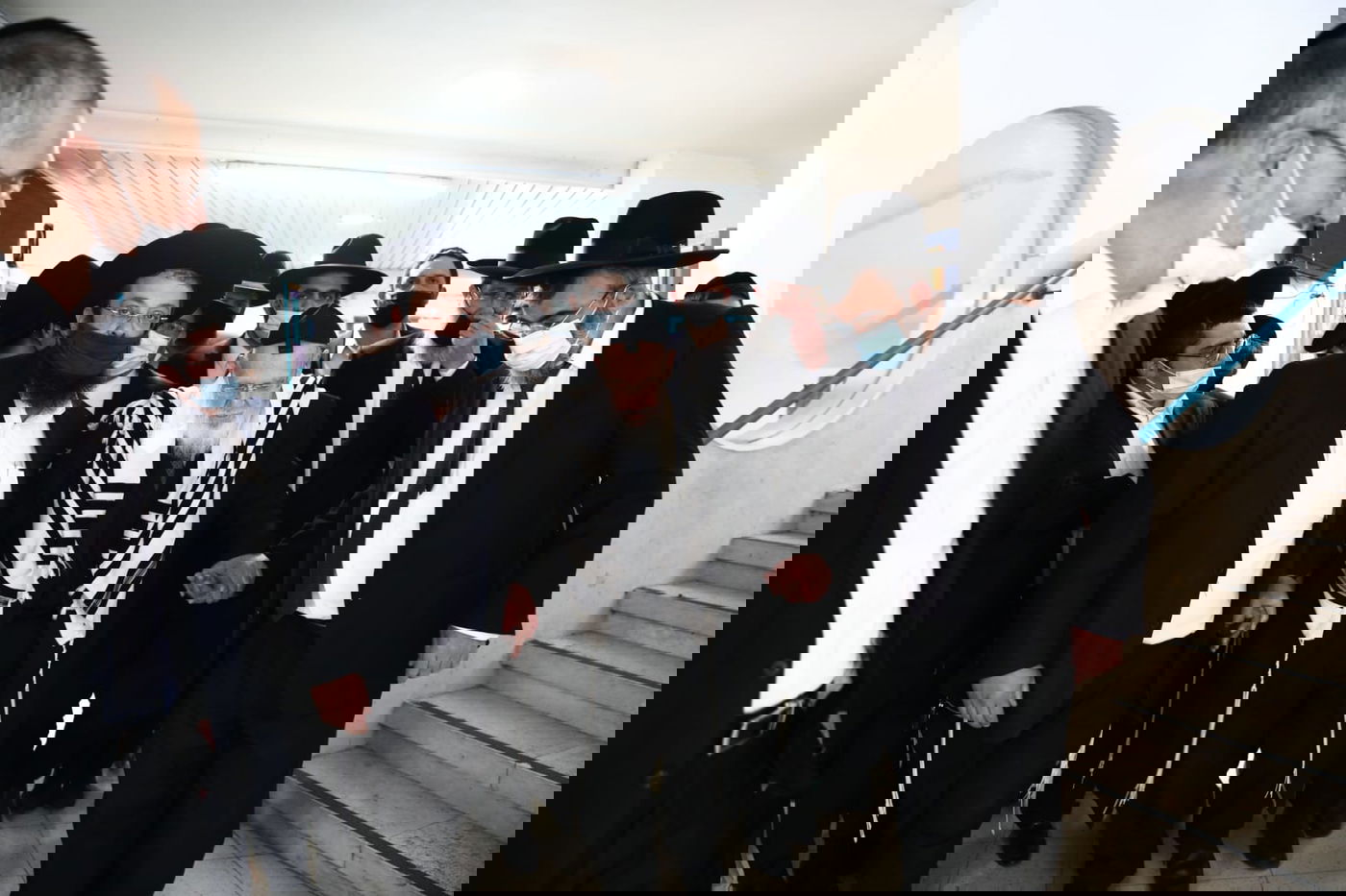 נשיא המועצת הצביע עטור בטלית ותפילין