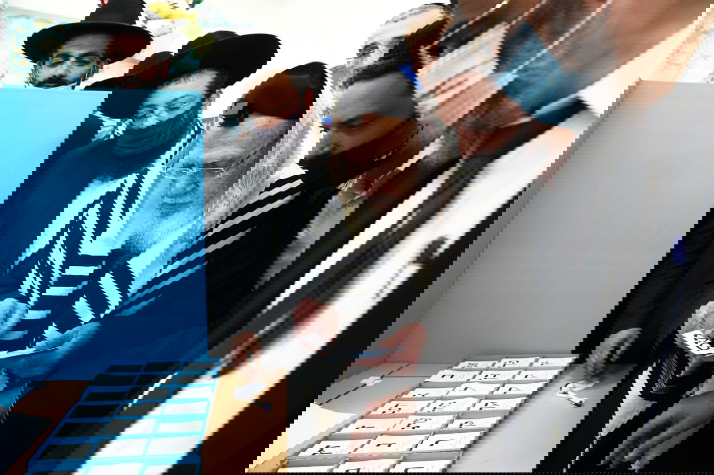 נשיא המועצת הצביע עטור בטלית ותפילין