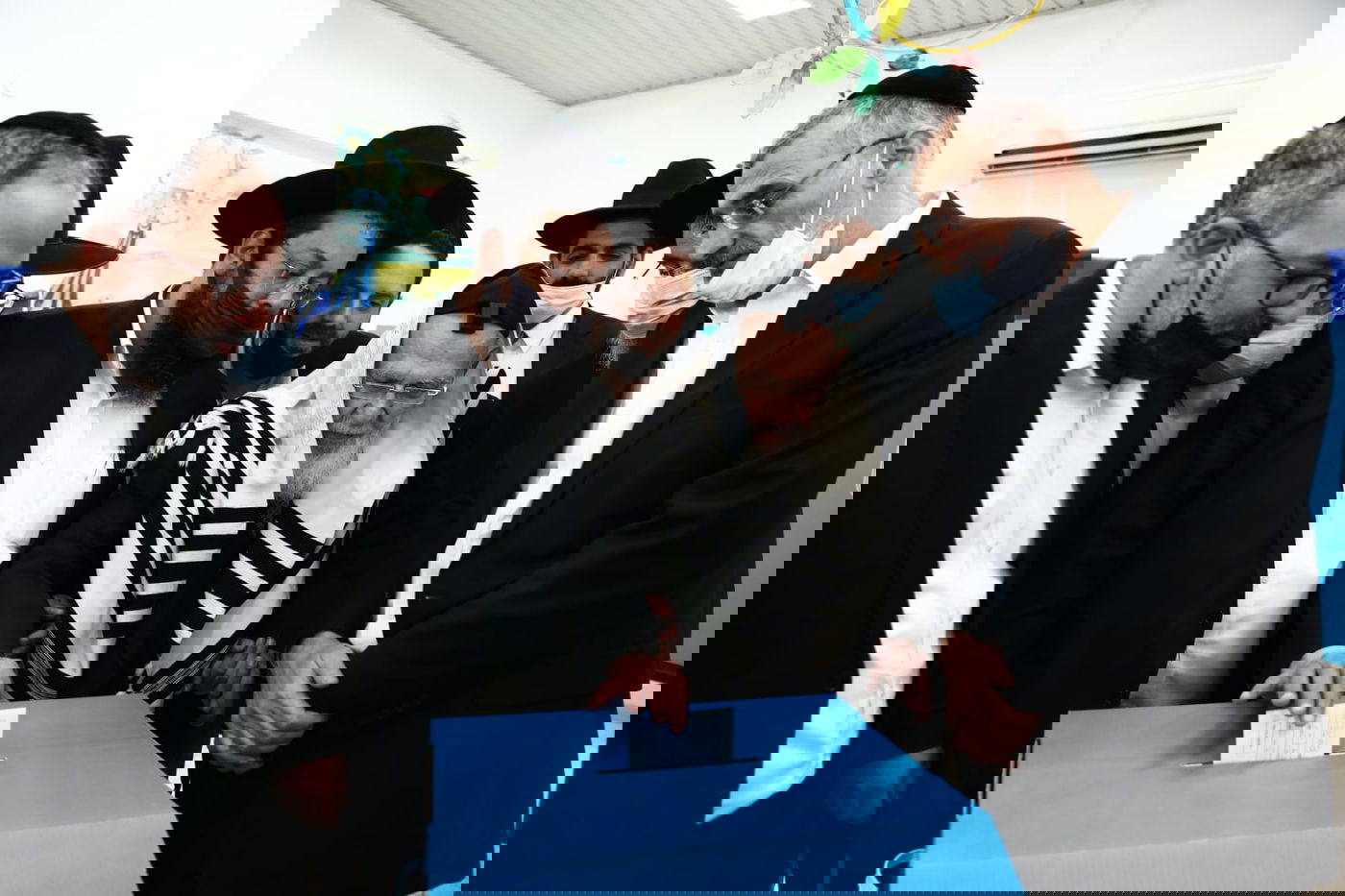 נשיא המועצת הצביע עטור בטלית ותפילין