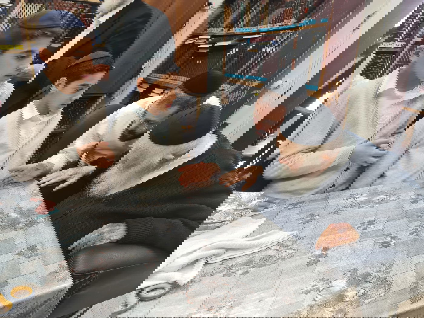 תיעוד: ילדי אסנת בן שטרית הגיעו להתברך אצל מרן הגר"ח קנייבסקי