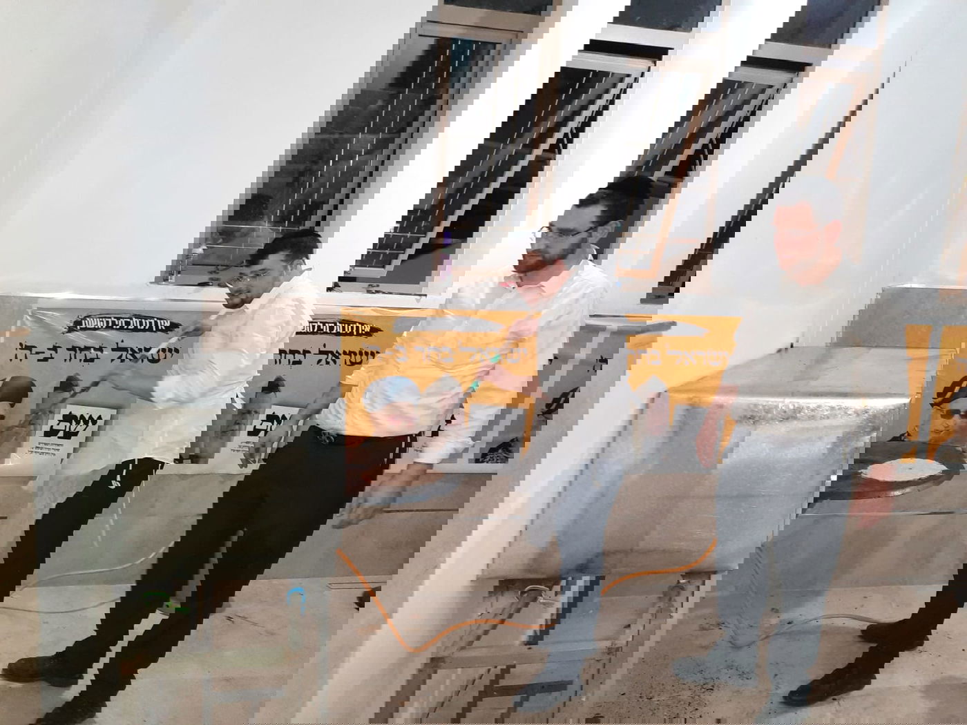 הקהילה הבני ברקית אפתה מצות • תיעוד