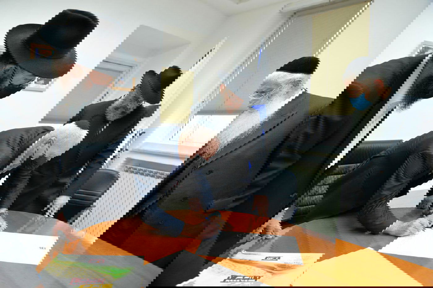 שר החינוך יואב גלנט במחווה ליום הולדתו של הרבי