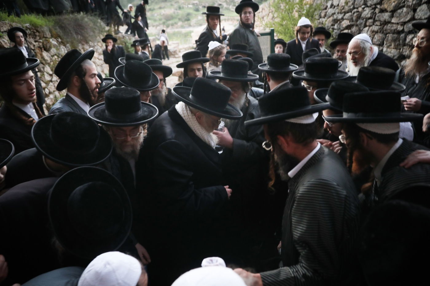 חסידי תולדות אהרן יצאו לשאוב 'מים שלנו'