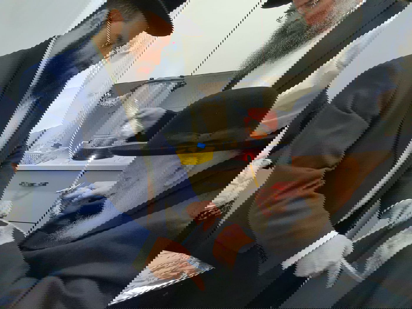 לאחר 'מעריב': מרן הגר"ח והגר"ג בדקו חמץ