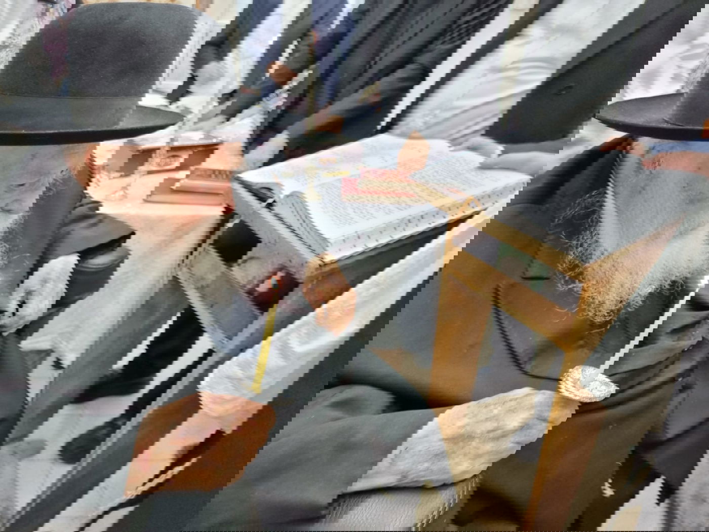 לאחר 'מעריב': מרן הגר"ח והגר"ג בדקו חמץ