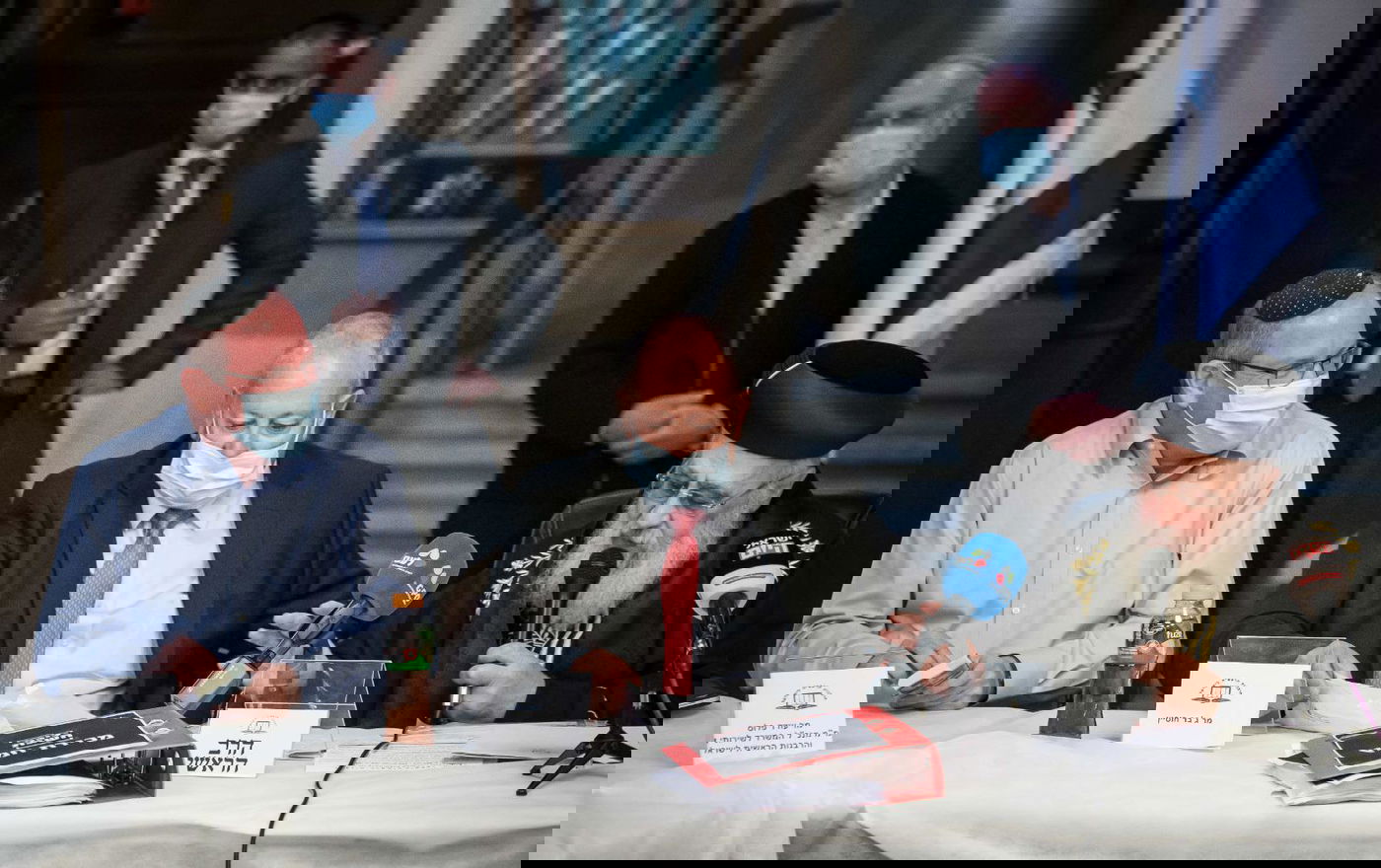 הרבנים הראשיים מכרו את החמץ שלכם • צפו