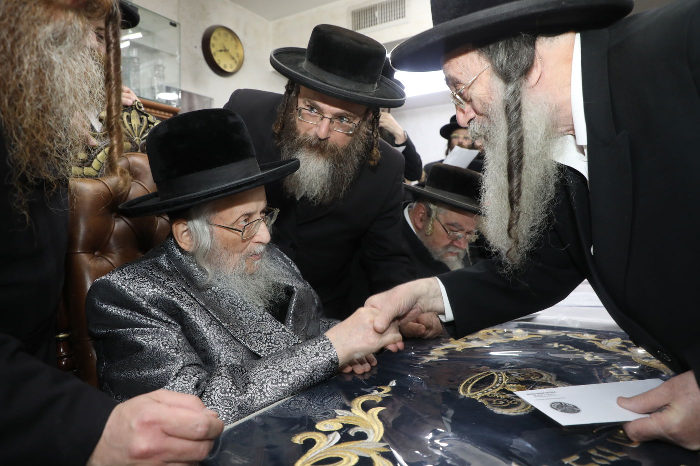 בראשות גאב"ד העדה: מליונים למנהלי מוסדות הקנאים