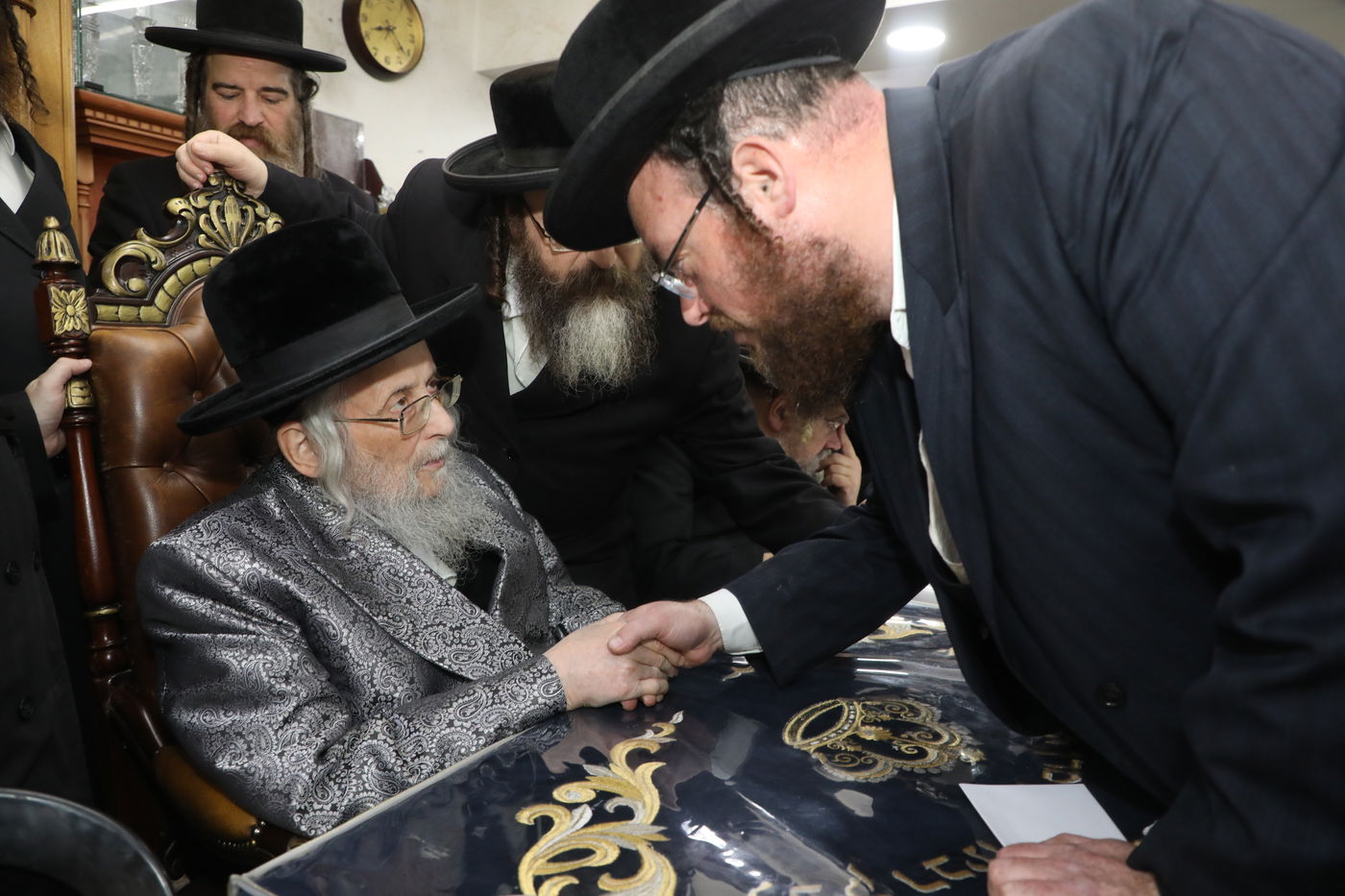 בראשות גאב"ד העדה: מליונים למנהלי מוסדות הקנאים