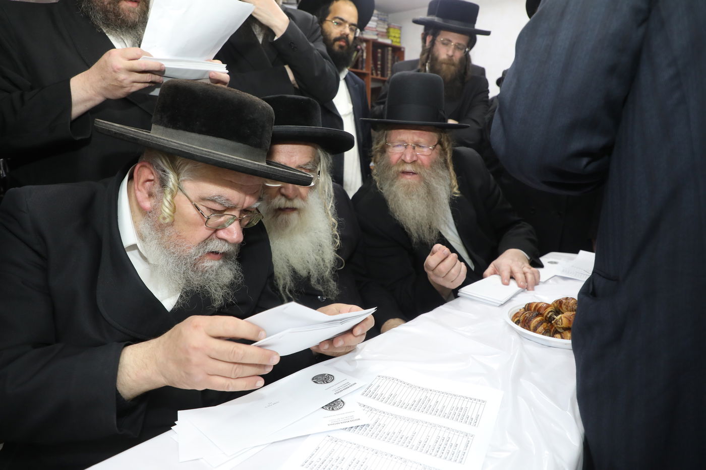 בראשות גאב"ד העדה: מליונים למנהלי מוסדות הקנאים