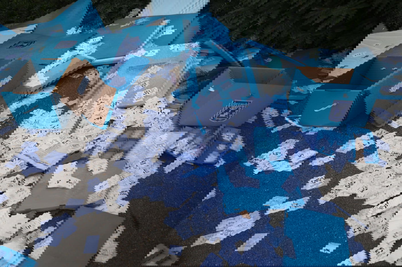 צפו: קלפיות ופתקי הצבעה זרוקים במתחם התחנה