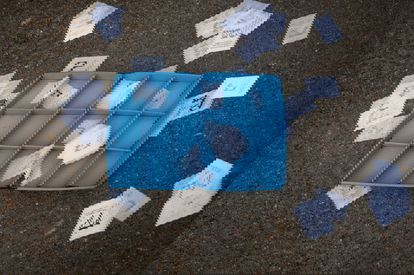 צפו: קלפיות ופתקי הצבעה זרוקים במתחם התחנה