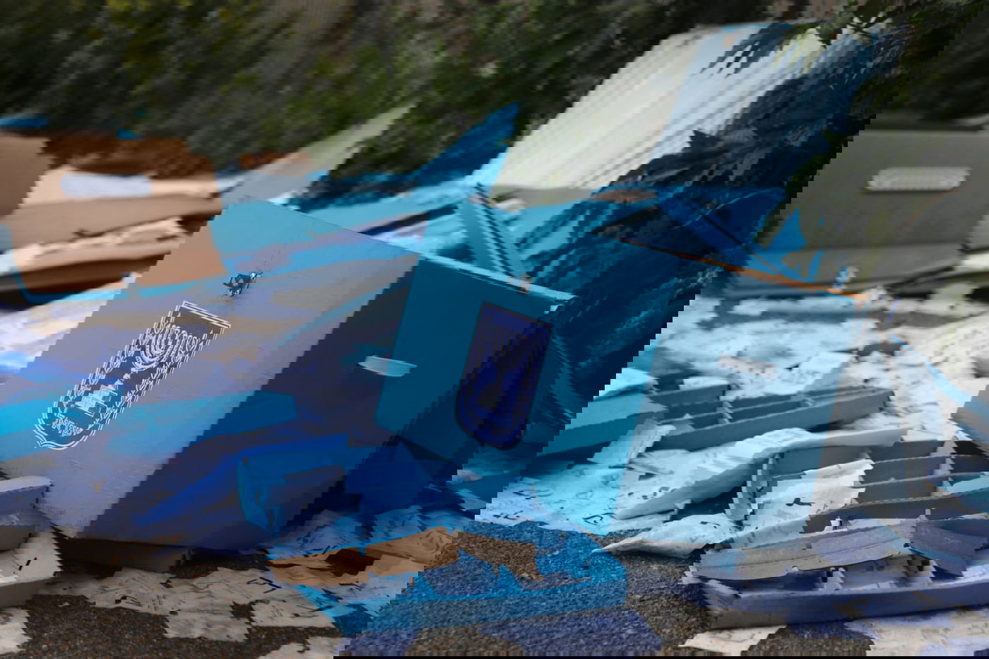 צפו: קלפיות ופתקי הצבעה זרוקים במתחם התחנה