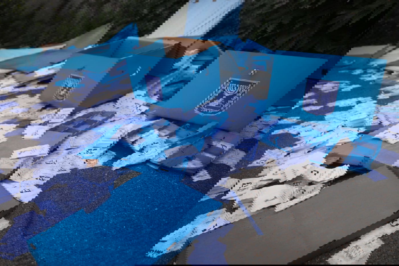 צפו: קלפיות ופתקי הצבעה זרוקים במתחם התחנה