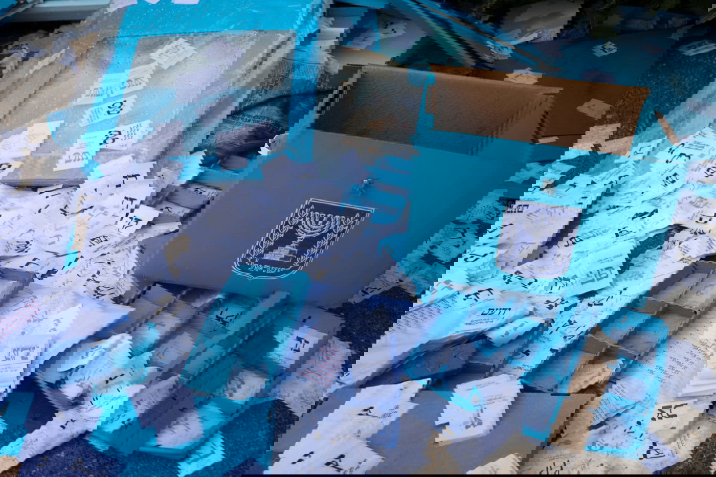 צפו: קלפיות ופתקי הצבעה זרוקים במתחם התחנה