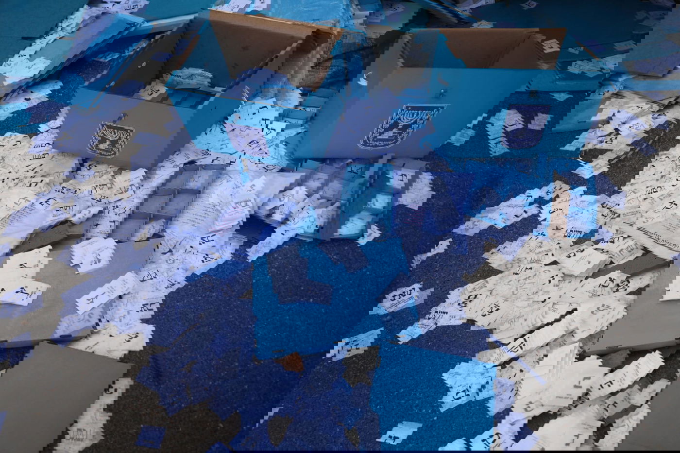 צפו: קלפיות ופתקי הצבעה זרוקים במתחם התחנה