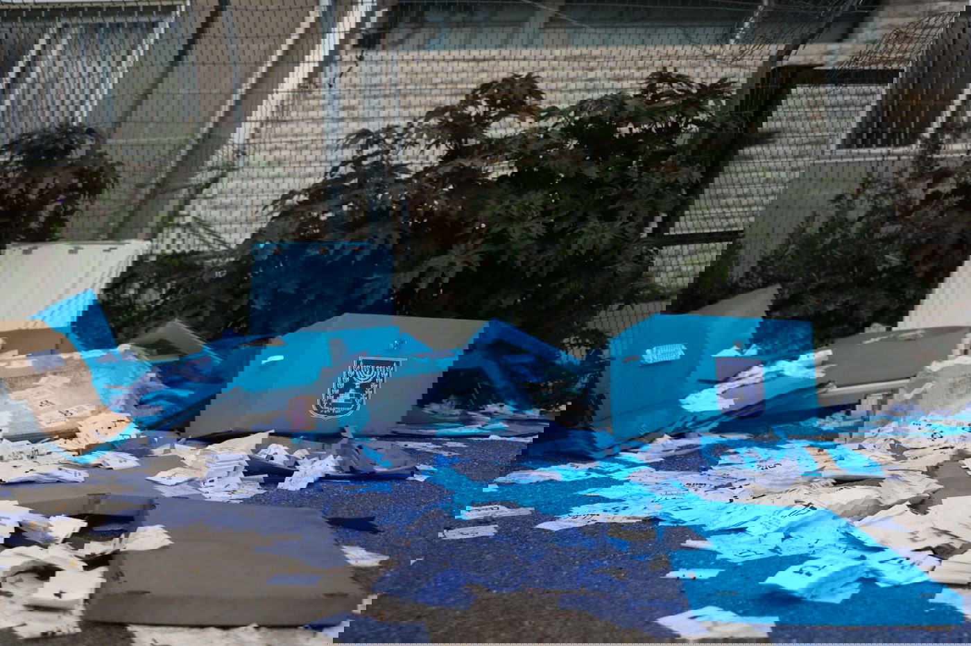 צפו: קלפיות ופתקי הצבעה זרוקים במתחם התחנה