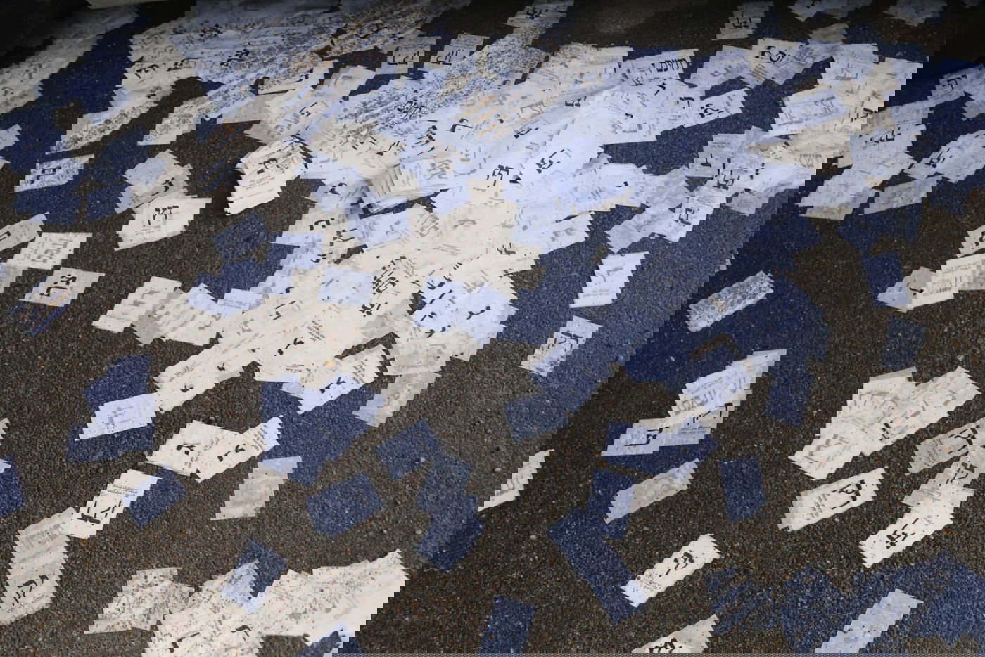 צפו: קלפיות ופתקי הצבעה זרוקים במתחם התחנה