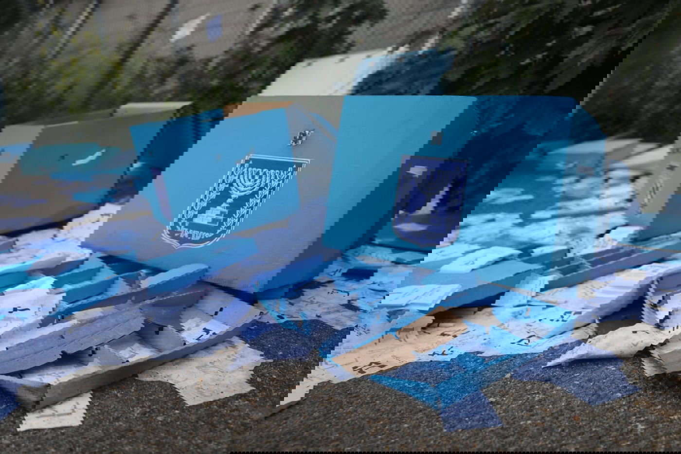 צפו: קלפיות ופתקי הצבעה זרוקים במתחם התחנה