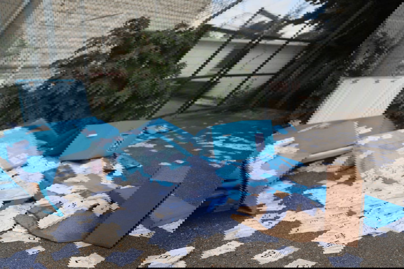 צפו: קלפיות ופתקי הצבעה זרוקים במתחם התחנה