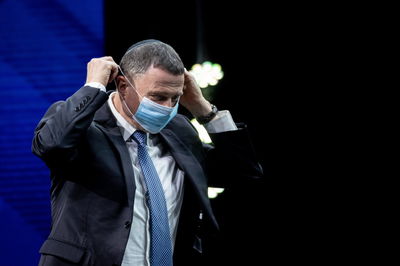 שר הבריאות תוקף: "מהלכי גנץ יחזירו אותנו חודשים אחורה"