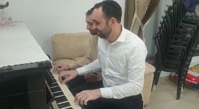 כשאבי דרור ואחיו ניגנו על הפסנתר את שירי החג