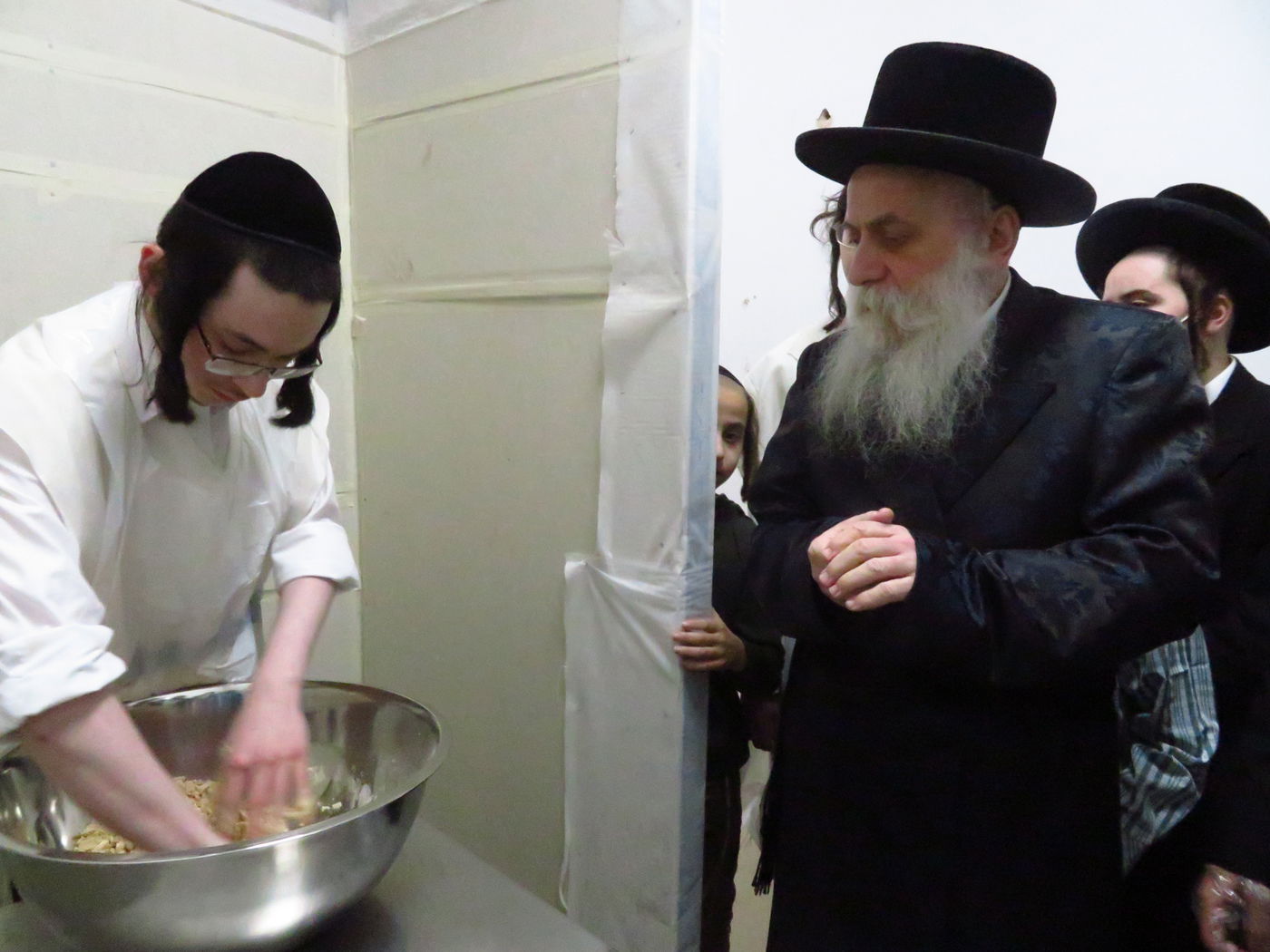 תיעוד: האדמו"ר מבוטושאן באפיית מצות