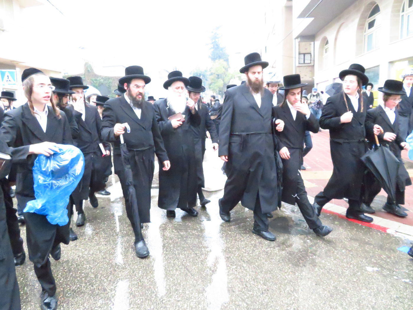 הרבי ממכנובקא בשאיבת מים שלנו ובשריפת חמץ