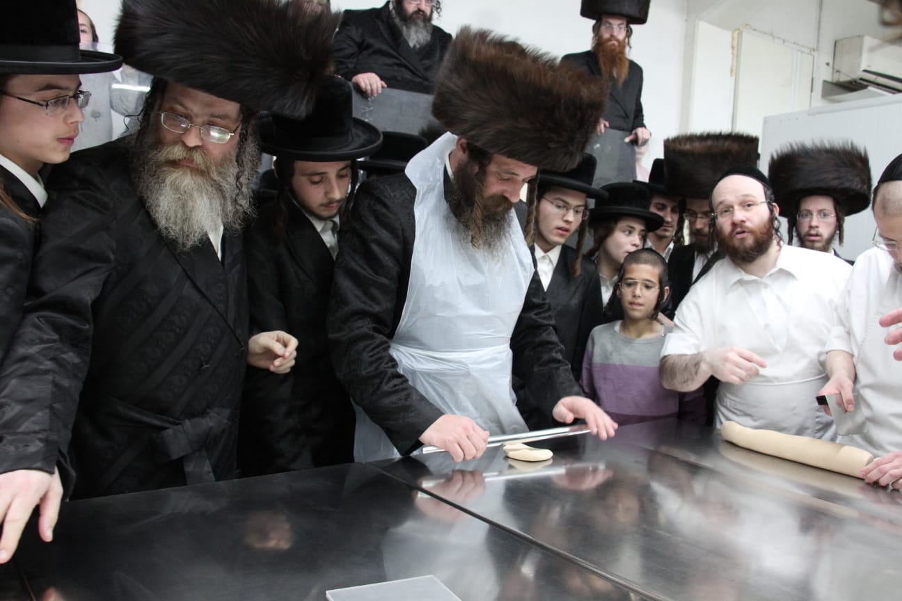 האדמו"ר מפיטסבורג אפה מצות ושרף את החמץ