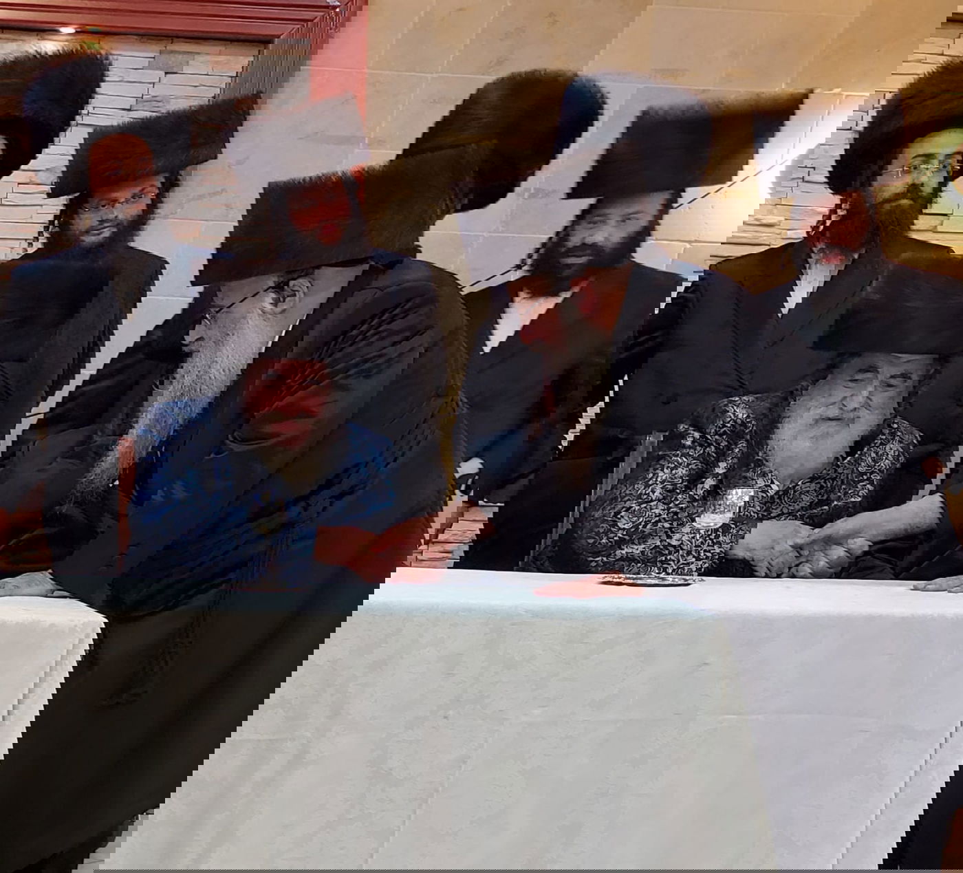 האדמו"ר מויז'ניץ מאחל מזל טוב למשב"ק הרה"ח ר' בנציון שטנגר בחתונת בנו