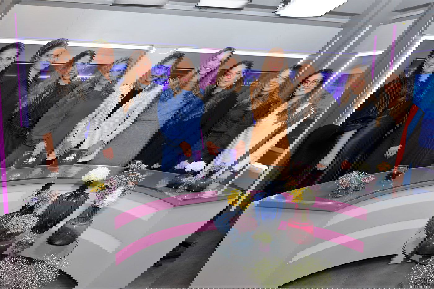 מימין לשמאל: שרה פוגל, יהודית טל, שושי יגודיוב, יעל בוימל, יערית אלבז, שרי יהל, חני דובקין, נעמי הימיין-ריש, צילית יעקובסון