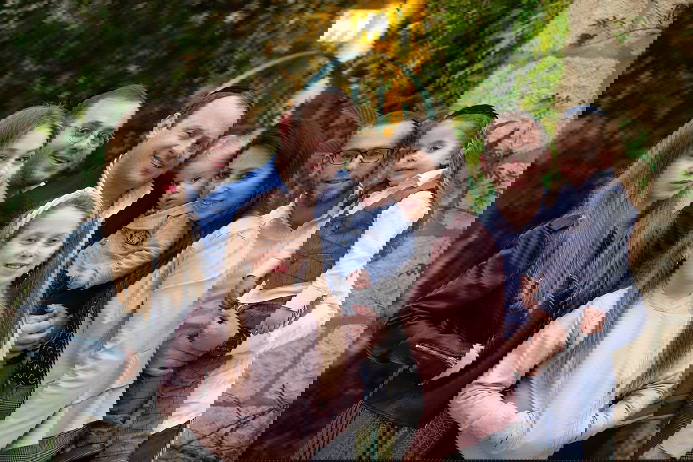 האב חיים ז"ל עם משפחתו. משמאל, הנערה נעמה, שנפצעה