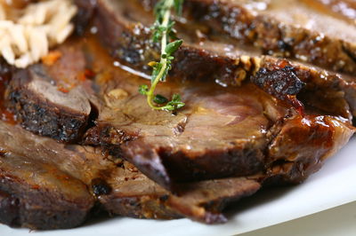 צלי כתף ברוטב פטריות ויין