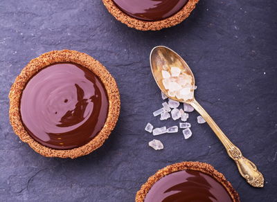 כוסיות קוקוס ממולאות בגנאש שוקולד