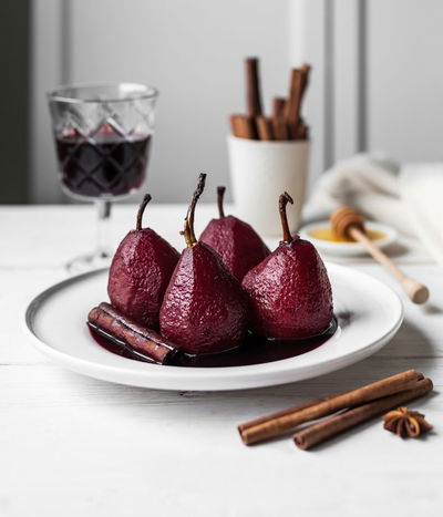 אגסים ביין אדום עם קינמון