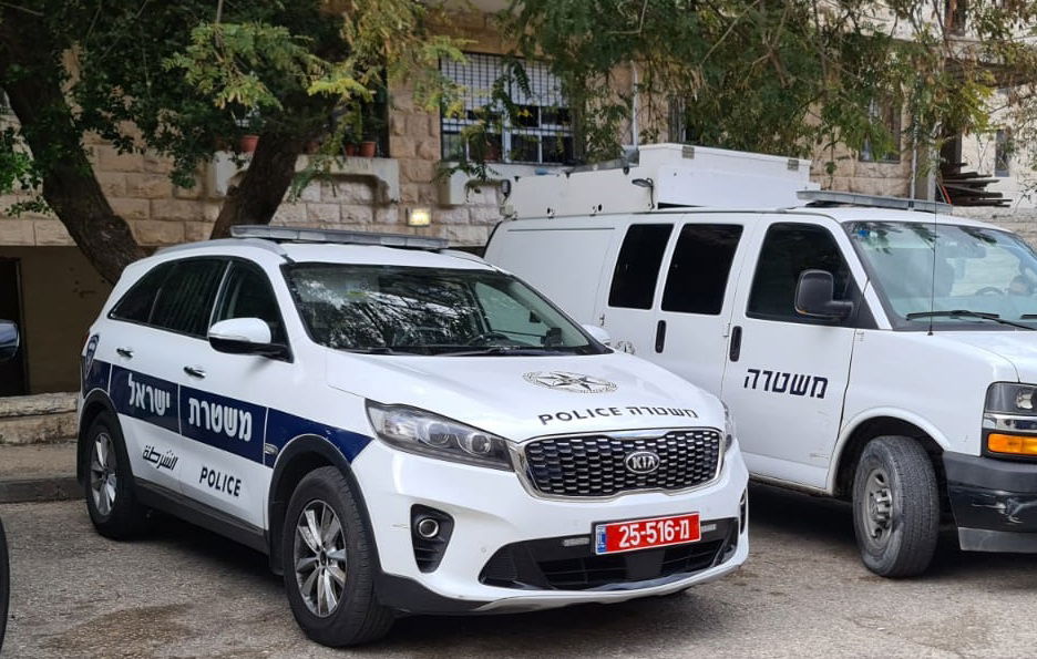 כוחות המשטרה מחוץ לזירה